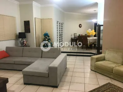 Casa com 3 Quartos à venda, 242m² no Jardim Karaíba, Uberlândia