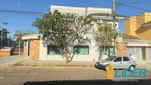Sobrado com 3 Quartos à venda, 130m² no Segismundo Pereira, Uberlândia