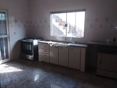 Sobrado com 4 Quartos para alugar, 250m² no Centro, Lençóis Paulista