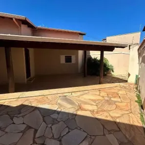 Casa com 3 Quartos para alugar, 219m² no Jardim São Bento, Uberaba