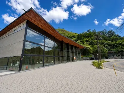 Ponto Comercial para alugar, 1215m² no Roseiral, Petrópolis