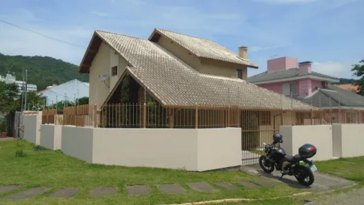 Casa com 4 Quartos para alugar, 190m² no Itacorubi, Florianópolis