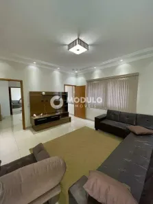 Imóvel Comercial com 3 Quartos à venda, 320m² no Marta Helena, Uberlândia