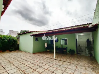Casa com 3 Quartos à venda, 212m² no Santa Mônica, Uberlândia