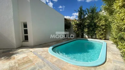 Casa com 3 Quartos para alugar, 250m² no Jardim Karaíba, Uberlândia