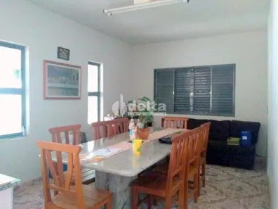 Casa com 4 Quartos à venda, 220m² no Santa Mônica, Uberlândia