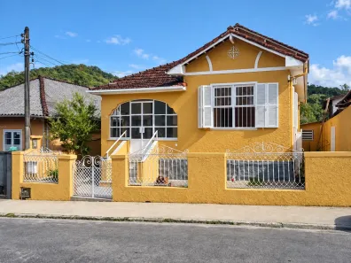 Casa com 3 Quartos à venda, 160m² no Castrioto, Petrópolis
