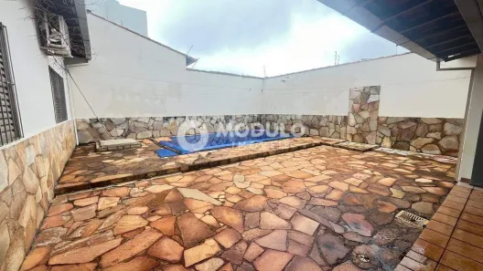 Casa com 3 Quartos para alugar, 300m² no Brasil, Uberlândia