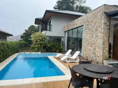 Casa de Condomínio com 3 Quartos à venda, 500m² no Valparaíso, Petrópolis
