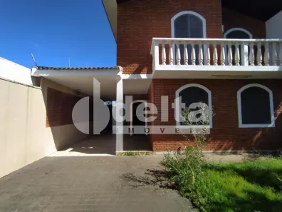 Casa com 3 Quartos para alugar, 308m² no Osvaldo Rezende, Uberlândia