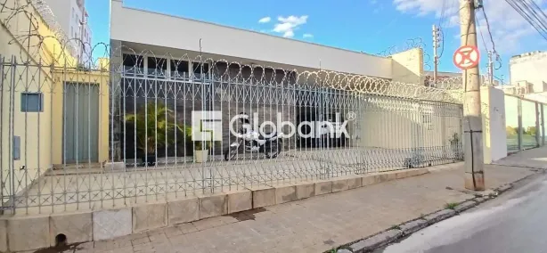 Casa com 5 Quartos para alugar, 600m² no Centro, Montes Claros
