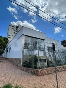 Casa com 3 Quartos para alugar, 350m² no Osvaldo Rezende, Uberlândia
