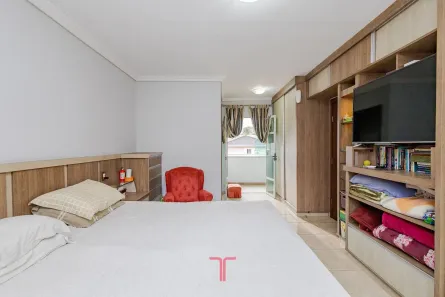 Sobrado com 4 Quartos à venda, 400m² no Uberaba, Curitiba