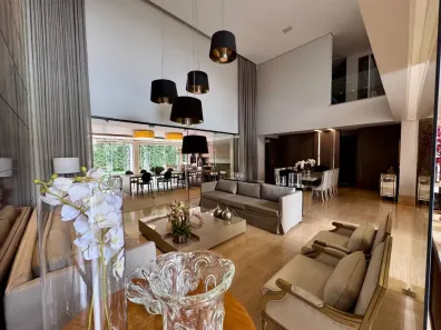 Sobrado com 4 Quartos à venda, 700m² no Morada da Colina, Uberlândia