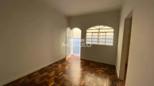 Casa com 3 Quartos para alugar, 60m² no Santa Mônica, Uberlândia