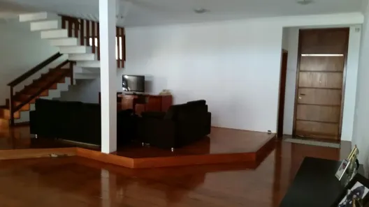 Sobrado com 5 Quartos à venda, 352m² no Segismundo Pereira, Uberlândia