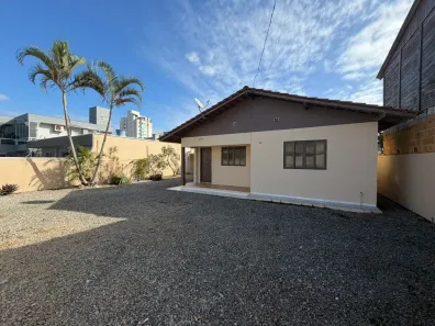 Casa com 3 Quartos para alugar, 75m² no Areias, Camboriú
