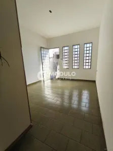 Casa com 3 Quartos para alugar, 105m² no Tubalina, Uberlândia