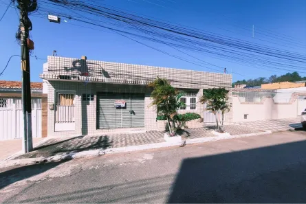 Casa com 3 Quartos à venda, 200m² no Candelária, Natal