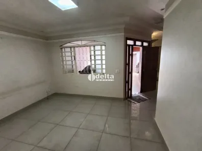 Casa com 3 Quartos para alugar, 240m² no Segismundo Pereira, Uberlândia