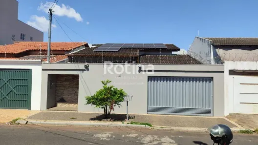 Casa com 3 Quartos para alugar, 200m² no Santa Rosa, Uberlândia