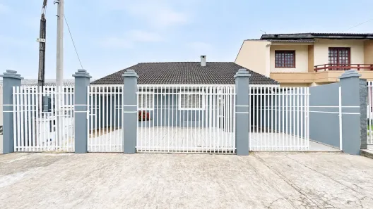 Casa com 2 Quartos para alugar, 200m² no Xaxim, Curitiba