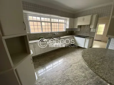 Casa com 3 Quartos para alugar, 160m² no Santa Mônica, Uberlândia