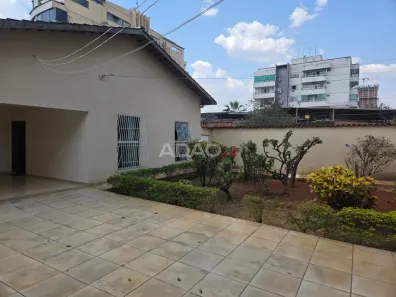 Casa com 3 Quartos à venda, 268m² no Jardim América, Goiânia