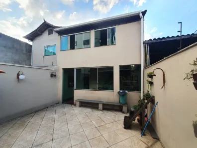 Casa com 5 Quartos à venda, 250m² no Arvoredo, Contagem