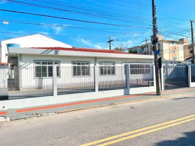 Imóvel Comercial com 6 Quartos para alugar, 216m² no Capoeiras, Florianópolis