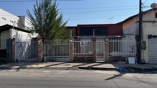 Casa com 3 Quartos para alugar, 262m² no Cidade dos Funcionários, Fortaleza