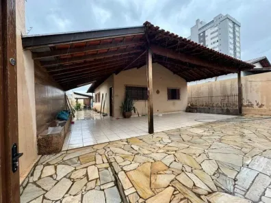 Casa com 2 Quartos para alugar, 167m² no Lourdes, Uberaba