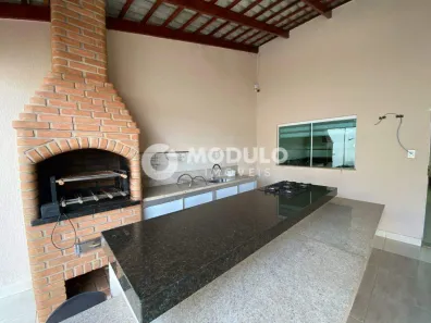Casa com 3 Quartos para alugar, 233m² no Cidade Jardim, Uberlândia