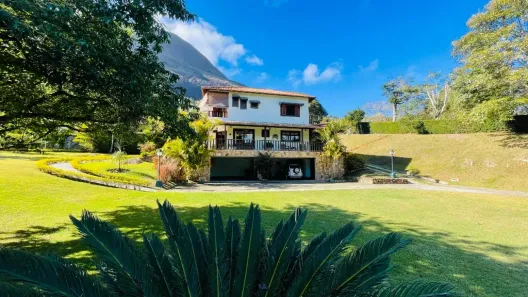 Casa de Condomínio com 4 Quartos à venda, 2255m² no Samambaia, Petrópolis