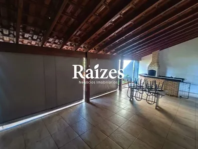 Casa com 2 Quartos para alugar, 150m² no Jardim Patrícia, Uberlândia