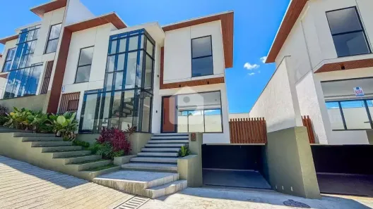 Casa com 3 Quartos à venda, 224m² no Valparaíso, Petrópolis