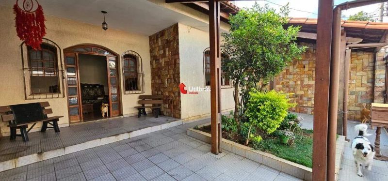 Casa com 5 quartos — Sagrada Família, Belo Horizonte