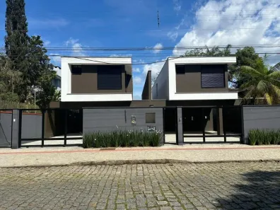 Sobrado com 4 Quartos à venda, 217m² no Saguaçu, Joinville