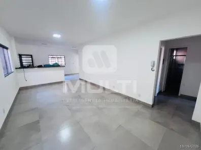 Casa com 3 Quartos para alugar, 180m² no Cidade Jardim, Uberlândia
