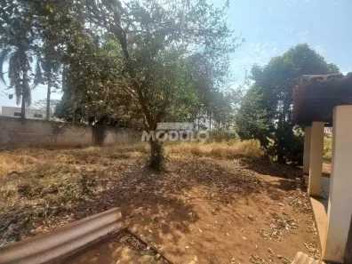 Fazenda/Sítio com 2 Quartos para alugar, 251m² no Chácaras Tubalina e Quartel, Uberlândia