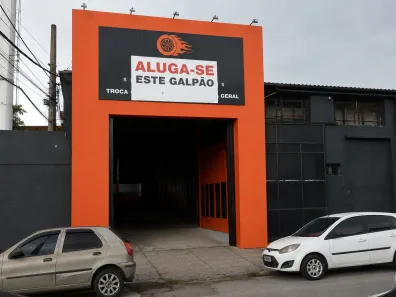 Galpão/Depósito/Armazém para alugar, 700m² no Bangu, Rio de Janeiro