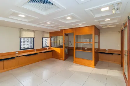 Sala Comercial à venda, 108m² no Três Figueiras, Porto Alegre