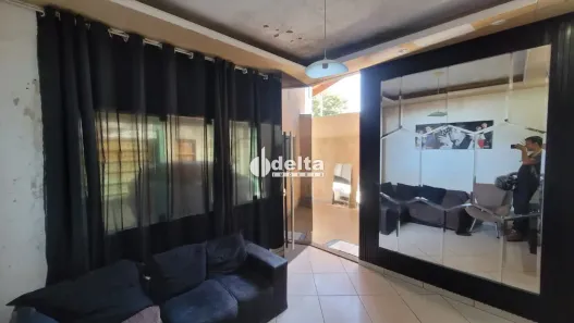 Casa com 2 Quartos à venda, 181m² no São Jorge, Uberlândia