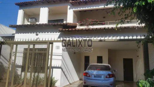 Sobrado com 4 Quartos à venda, 380m² no Martins, Uberlândia