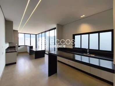 Casa de Condomínio com 3 Quartos para alugar, 215m² no Jardim Brasília, Uberlândia