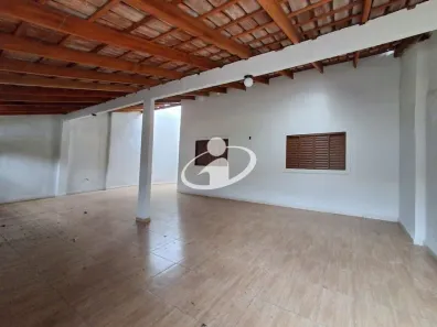 Casa com 3 Quartos para alugar, 131m² no Cidade Jardim, Uberlândia