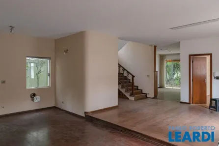 Casa com 4 Quartos para alugar, 250m² no Pacaembu, São Paulo