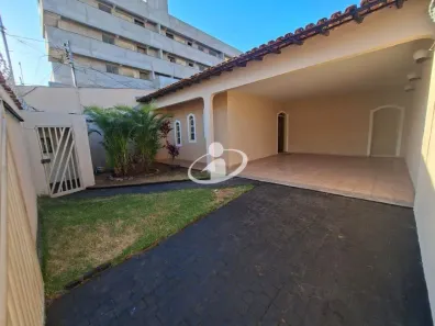 Casa com 3 Quartos para alugar, 150m² no Umuarama, Uberlândia
