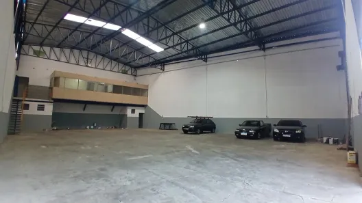 Galpão/Depósito/Armazém para venda ou aluguel, 880m² no Batistini, São Bernardo do Campo
