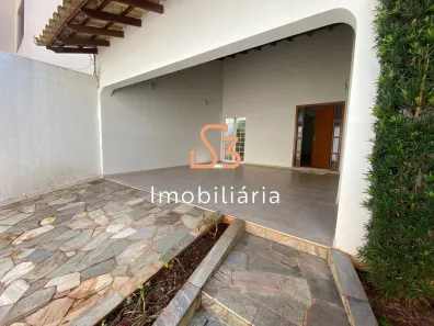 Casa com 3 Quartos para alugar, 237m² no Santa Mônica, Uberlândia